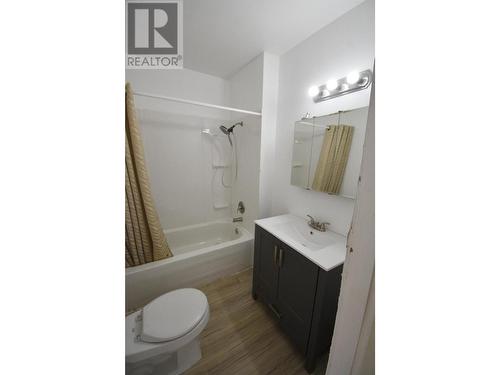 560 10Th Avenue, Montrose, BC - Indoor Photo Showing Bathroom