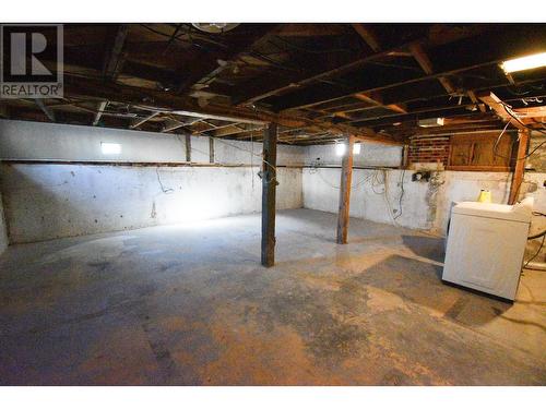 560 10Th Avenue, Montrose, BC - Indoor Photo Showing Basement