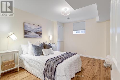 3099 Shannon Crescent, Oakville, ON - Indoor Photo Showing Bedroom