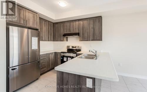 25 Vanilla Trail, Thorold, ON - Indoor Photo Showing Kitchen With Stainless Steel Kitchen With Double Sink With Upgraded Kitchen