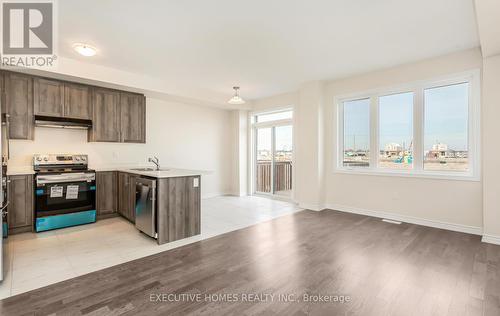 25 Vanilla Trail, Thorold, ON - Indoor Photo Showing Kitchen With Stainless Steel Kitchen