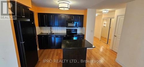 604 - 330 Burnhamthorpe Road W, Mississauga, ON - Indoor Photo Showing Kitchen