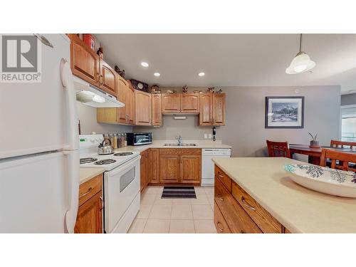 921 Spillway Road Unit# 309A, Oliver, BC - Indoor Photo Showing Kitchen With Double Sink