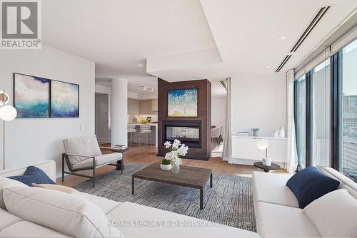 2805 - 200 Cumberland Street, Toronto, ON - Indoor Photo Showing Living Room