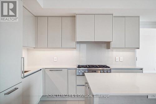 2805 - 200 Cumberland Street, Toronto, ON - Indoor Photo Showing Kitchen