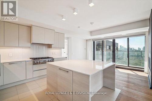 2805 - 200 Cumberland Street, Toronto, ON - Indoor Photo Showing Kitchen