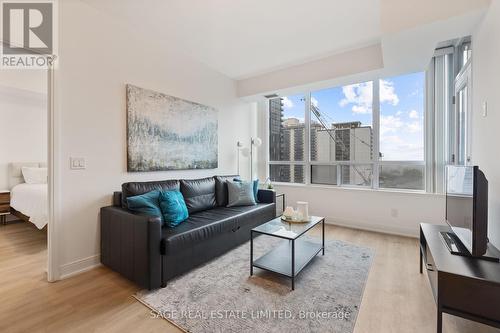 1301 - 88 Broadway Avenue, Toronto, ON - Indoor Photo Showing Living Room