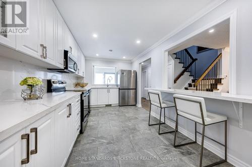 170 Greenbelt Crescent, Richmond Hill, ON - Indoor Photo Showing Kitchen With Upgraded Kitchen