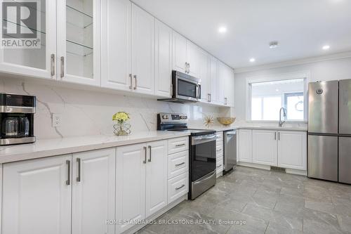 170 Greenbelt Crescent, Richmond Hill, ON - Indoor Photo Showing Kitchen With Upgraded Kitchen