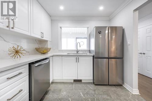 170 Greenbelt Crescent, Richmond Hill, ON - Indoor Photo Showing Kitchen