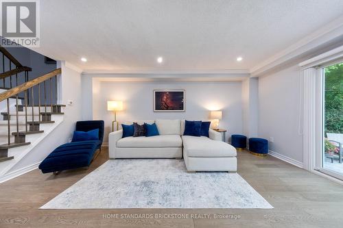 170 Greenbelt Crescent, Richmond Hill, ON - Indoor Photo Showing Living Room