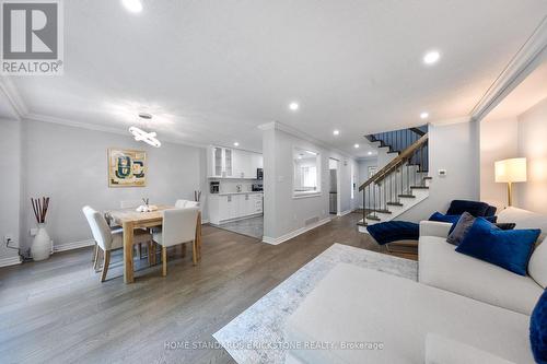 170 Greenbelt Crescent, Richmond Hill, ON - Indoor Photo Showing Living Room