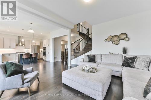 55 Deepwood Crescent, East Gwillimbury, ON - Indoor Photo Showing Living Room