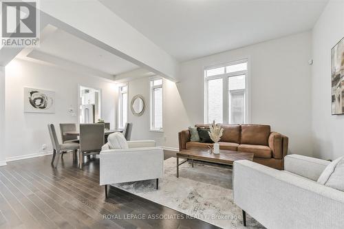 55 Deepwood Crescent, East Gwillimbury, ON - Indoor Photo Showing Living Room