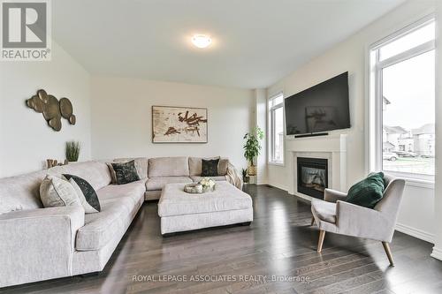 55 Deepwood Crescent, East Gwillimbury, ON - Indoor Photo Showing Living Room With Fireplace