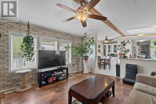 6751 51 Street Ne, Salmon Arm, BC - Indoor Photo Showing Living Room