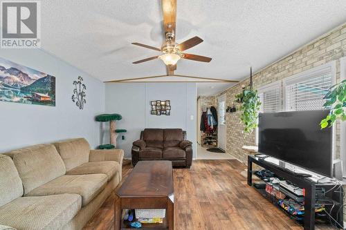 6751 51 Street Ne, Salmon Arm, BC - Indoor Photo Showing Living Room