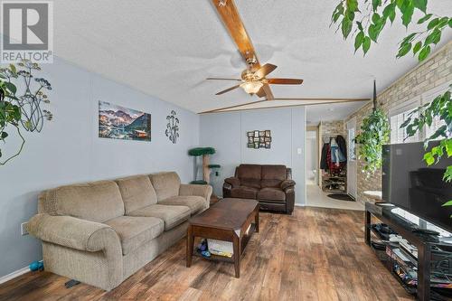 6751 51 Street Ne, Salmon Arm, BC - Indoor Photo Showing Living Room