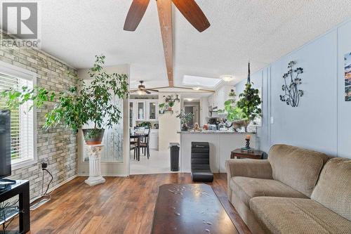 6751 51 Street Ne, Salmon Arm, BC - Indoor Photo Showing Living Room