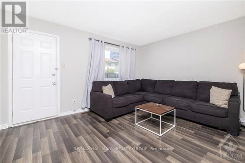 4836 Hendon Way, Ottawa, ON - Indoor Photo Showing Living Room