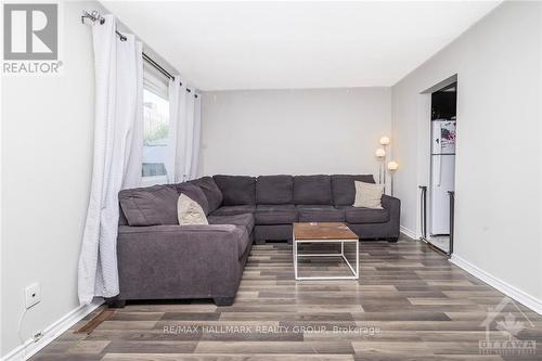 4836 Hendon Way, Ottawa, ON - Indoor Photo Showing Living Room