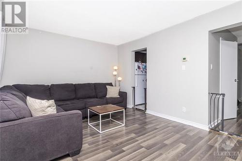 4836 Hendon Way, Ottawa, ON - Indoor Photo Showing Living Room