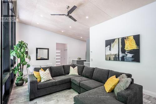 1323 Hidden Valley Road, Burlington, ON - Indoor Photo Showing Living Room