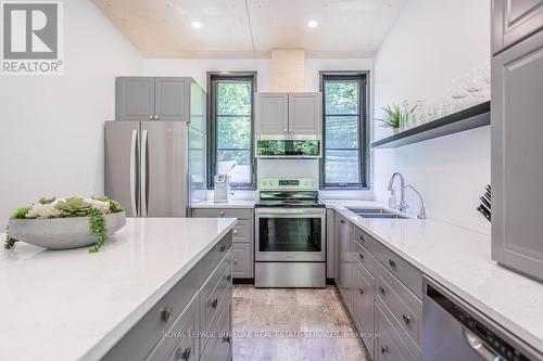 1323 Hidden Valley Road, Burlington, ON - Indoor Photo Showing Kitchen With Stainless Steel Kitchen With Double Sink With Upgraded Kitchen