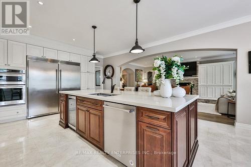 598 Gladwyne Court, Mississauga, ON - Indoor Photo Showing Kitchen With Double Sink With Upgraded Kitchen