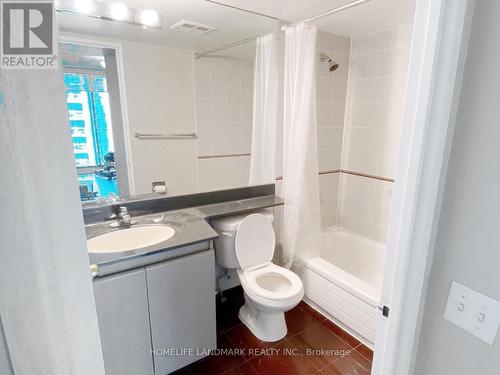 1110 - 750 Bay Street, Toronto, ON - Indoor Photo Showing Bathroom