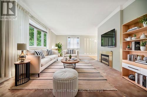 102 Cornelius Parkway, Toronto, ON - Indoor Photo Showing Living Room