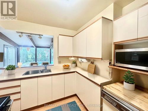 102 Cornelius Parkway, Toronto, ON - Indoor Photo Showing Kitchen