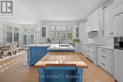 154 Foxridge Drive, Hamilton, ON - Indoor Photo Showing Kitchen With Upgraded Kitchen