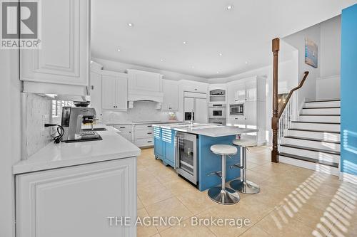 154 Foxridge Drive, Hamilton, ON - Indoor Photo Showing Kitchen With Upgraded Kitchen