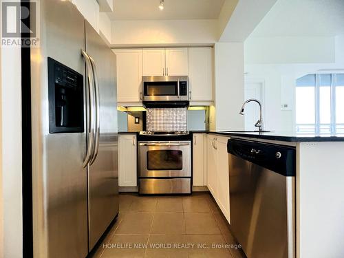 3308 - 223 Webb Drive, Mississauga, ON - Indoor Photo Showing Kitchen