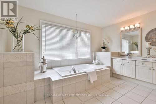 585 Hancock Way, Mississauga, ON - Indoor Photo Showing Bathroom