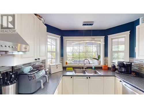 510 Dixon Street, Quesnel, BC - Indoor Photo Showing Kitchen With Double Sink