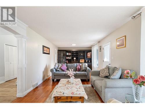 694 Mcclure Road, Kelowna, BC - Indoor Photo Showing Living Room