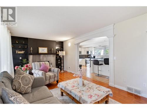 694 Mcclure Road, Kelowna, BC - Indoor Photo Showing Living Room