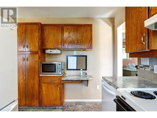 7697 Silver Star Road, Vernon, BC - Indoor Photo Showing Kitchen