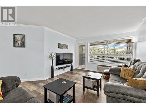 933 Harvey Avenue Unit# 309, Kelowna, BC - Indoor Photo Showing Living Room