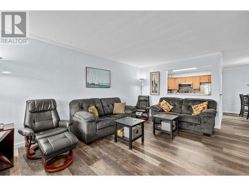 933 Harvey Avenue Unit# 309, Kelowna, BC - Indoor Photo Showing Living Room