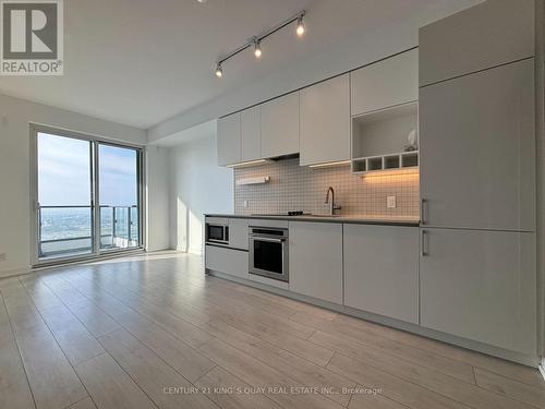 5708 - 950 Portage Parkway, Vaughan, ON - Indoor Photo Showing Kitchen