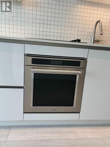 5708 - 950 Portage Parkway, Vaughan, ON - Indoor Photo Showing Kitchen