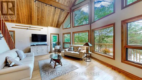 3413 Flat Rapids Lane, Severn, ON - Indoor Photo Showing Living Room