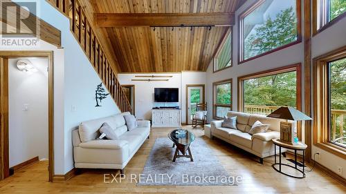 3413 Flat Rapids Lane, Severn, ON - Indoor Photo Showing Living Room