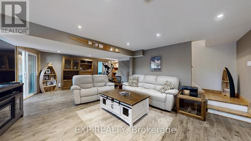 3413 Flat Rapids Lane, Severn, ON - Indoor Photo Showing Living Room