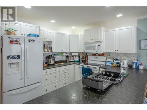 607 4Th Street Unit# 1, Keremeos, BC - Indoor Photo Showing Kitchen