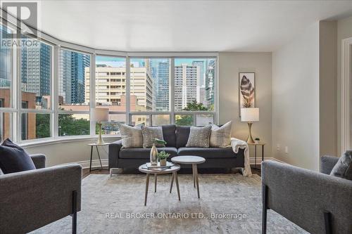 409 - 25 Maitland Street, Toronto, ON - Indoor Photo Showing Living Room