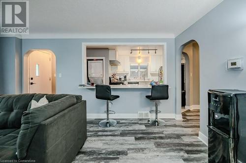 20 Collier Road N, Thorold, ON - Indoor Photo Showing Living Room